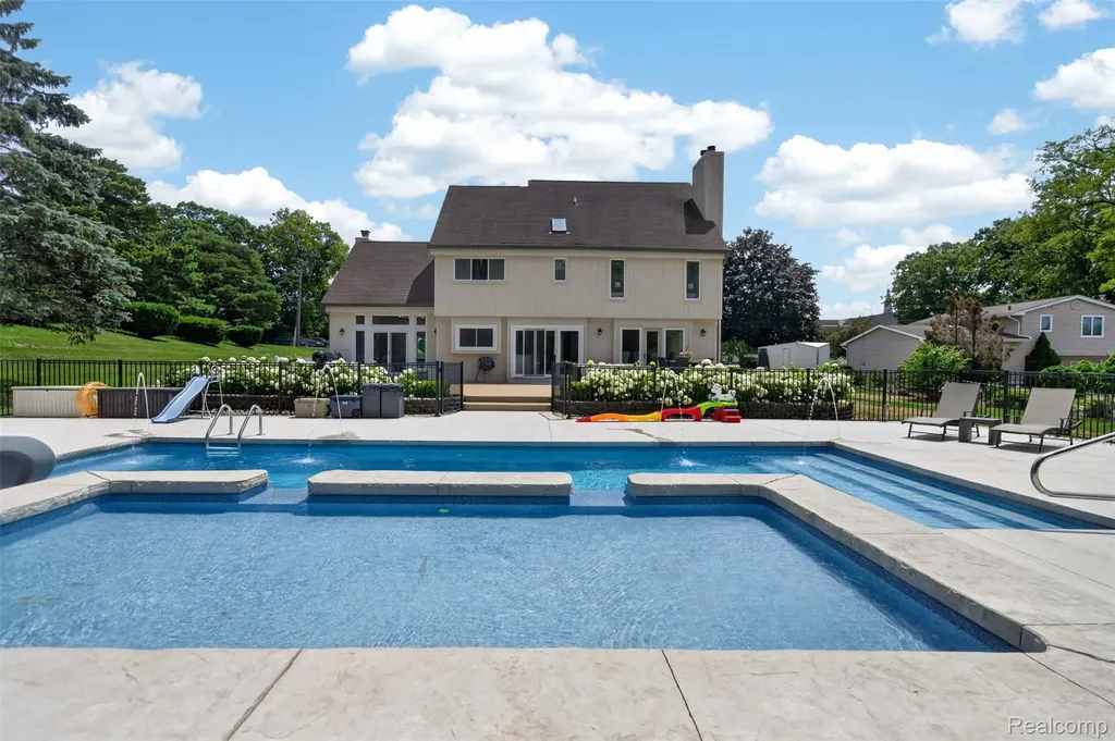 5136 Commerce Road West Bloomfield Charter Township MI 48324