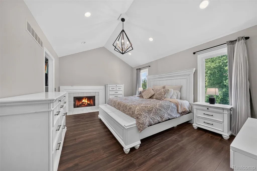 5136 Commerce Road West Bloomfield Charter Township MI 48324