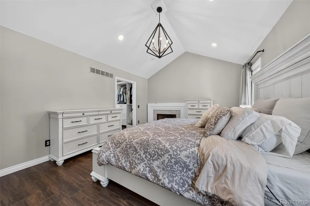 5136 Commerce Road West Bloomfield Charter Township MI 48324