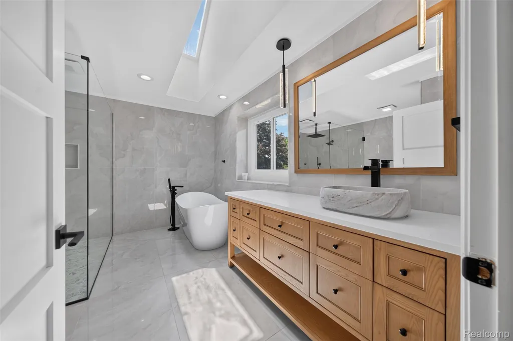 5136 Commerce Road West Bloomfield Charter Township MI 48324
