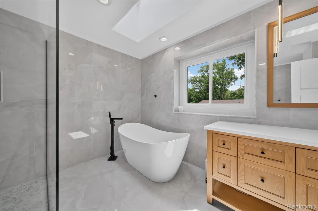 5136 Commerce Road West Bloomfield Charter Township MI 48324