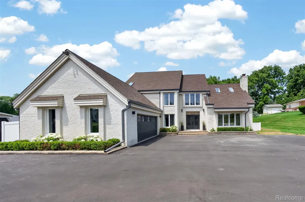 5136 Commerce Road West Bloomfield Charter Township MI 48324