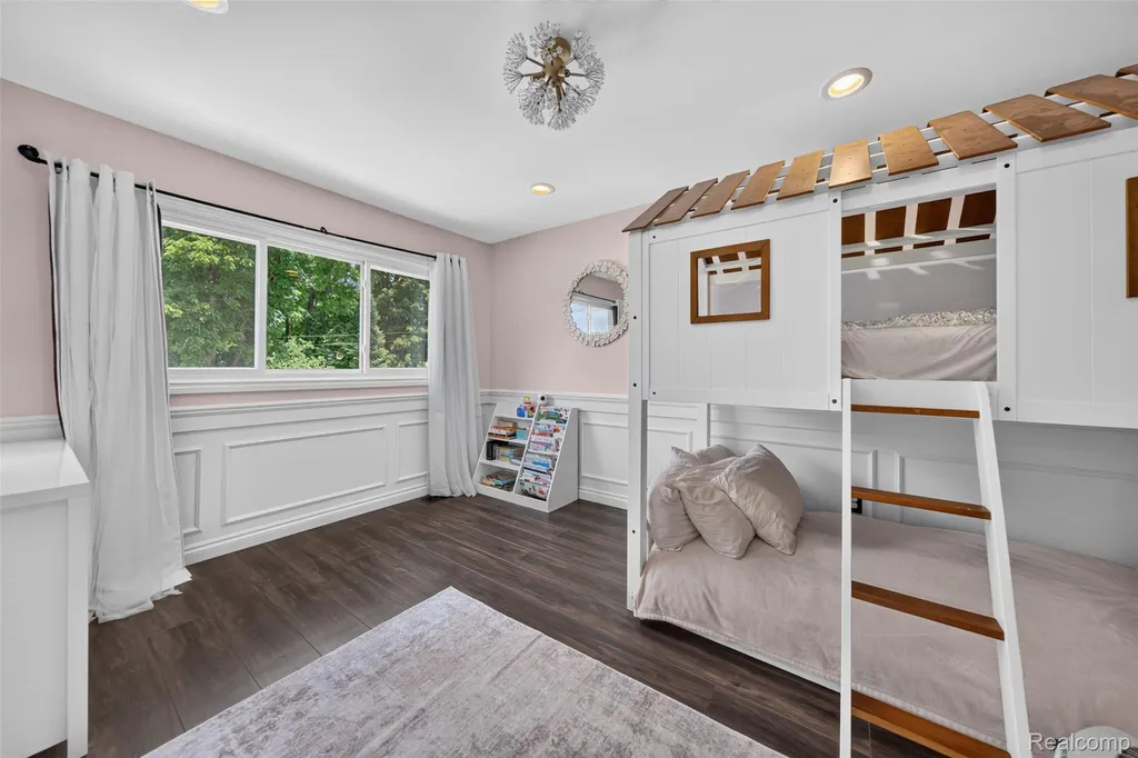 5136 Commerce Road West Bloomfield Charter Township MI 48324