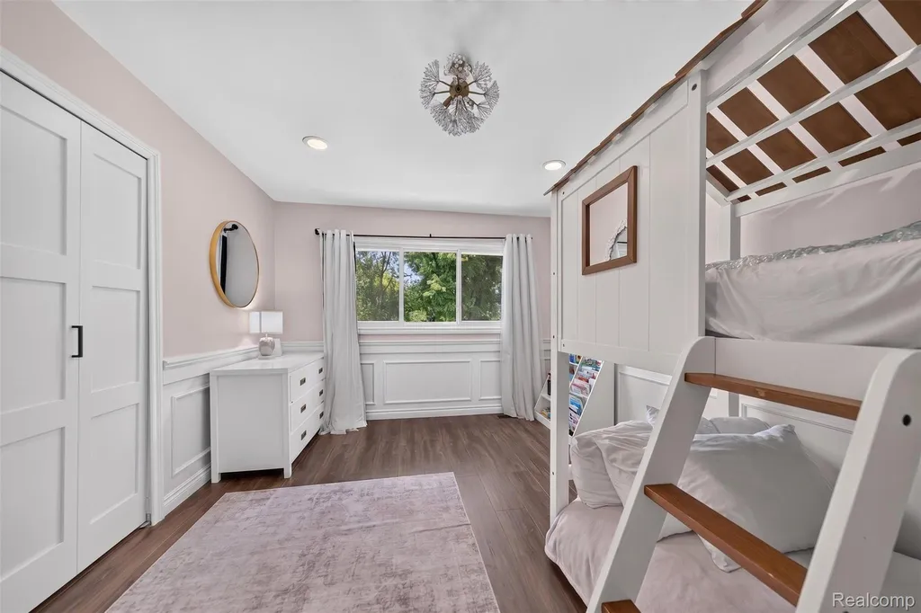 5136 Commerce Road West Bloomfield Charter Township MI 48324