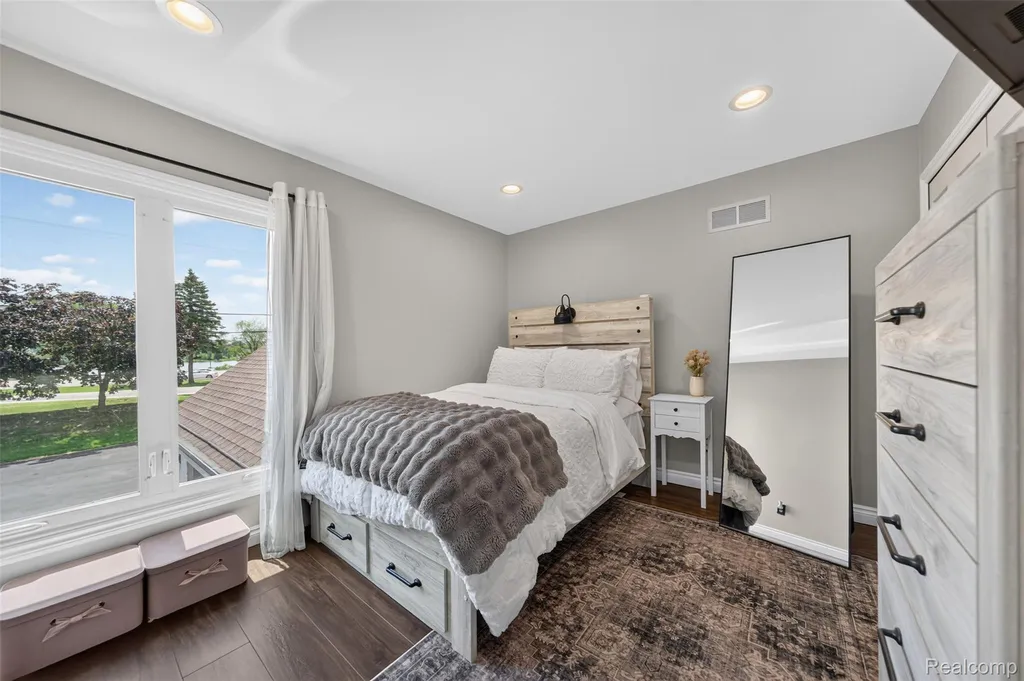 5136 Commerce Road West Bloomfield Charter Township MI 48324