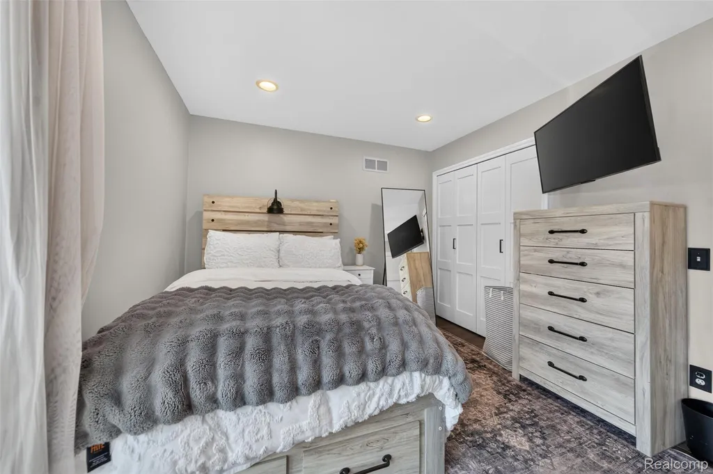 5136 Commerce Road West Bloomfield Charter Township MI 48324