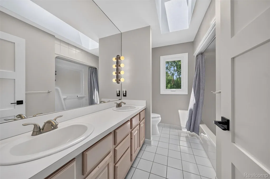 5136 Commerce Road West Bloomfield Charter Township MI 48324