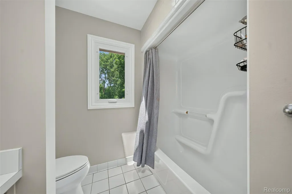 5136 Commerce Road West Bloomfield Charter Township MI 48324