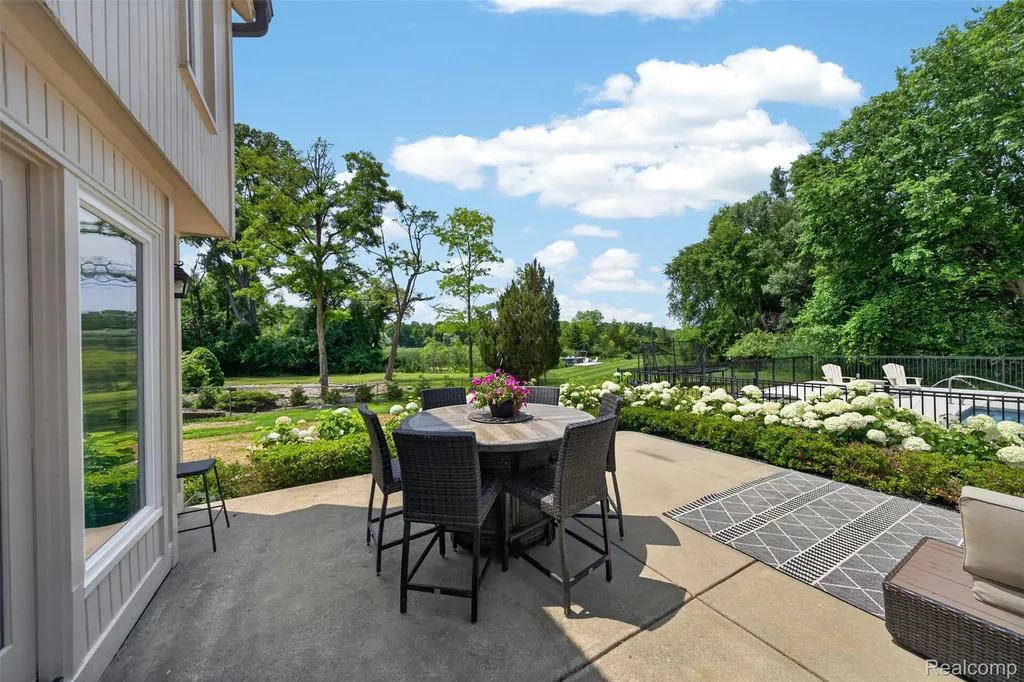 5136 Commerce Road West Bloomfield Charter Township MI 48324