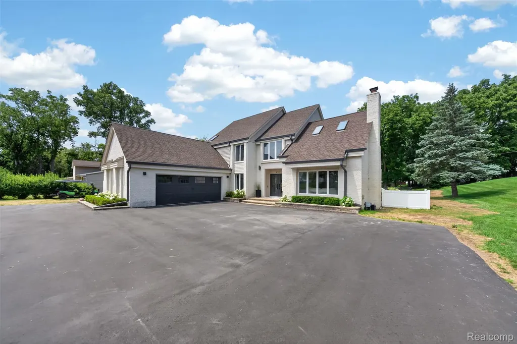 5136 Commerce Road West Bloomfield Charter Township MI 48324
