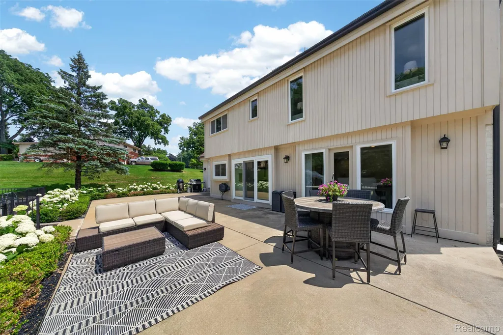 5136 Commerce Road West Bloomfield Charter Township MI 48324