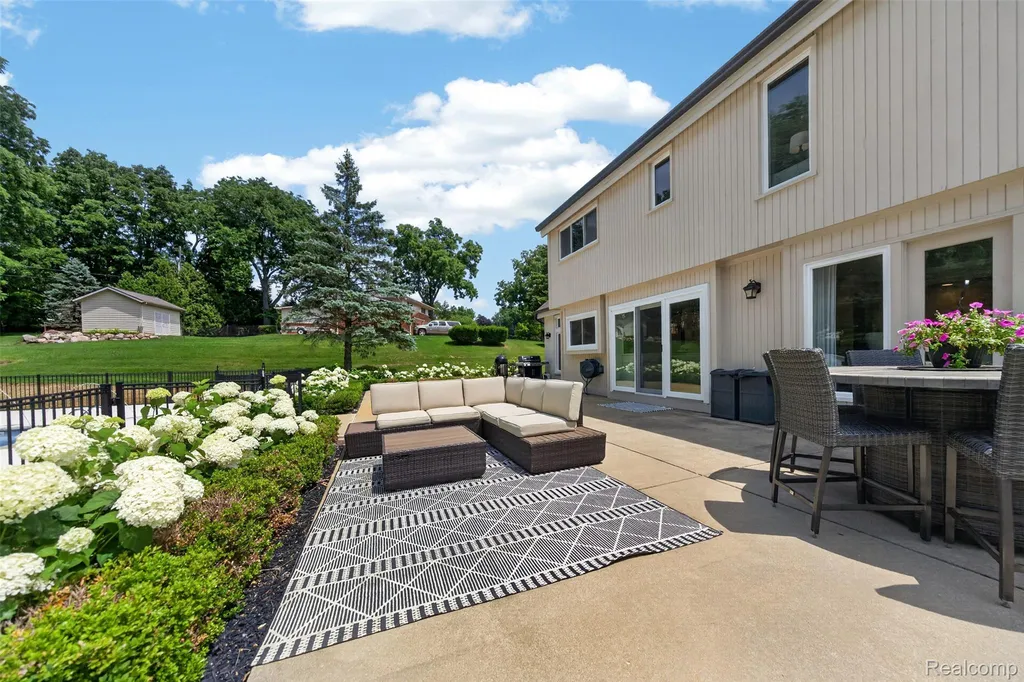 5136 Commerce Road West Bloomfield Charter Township MI 48324