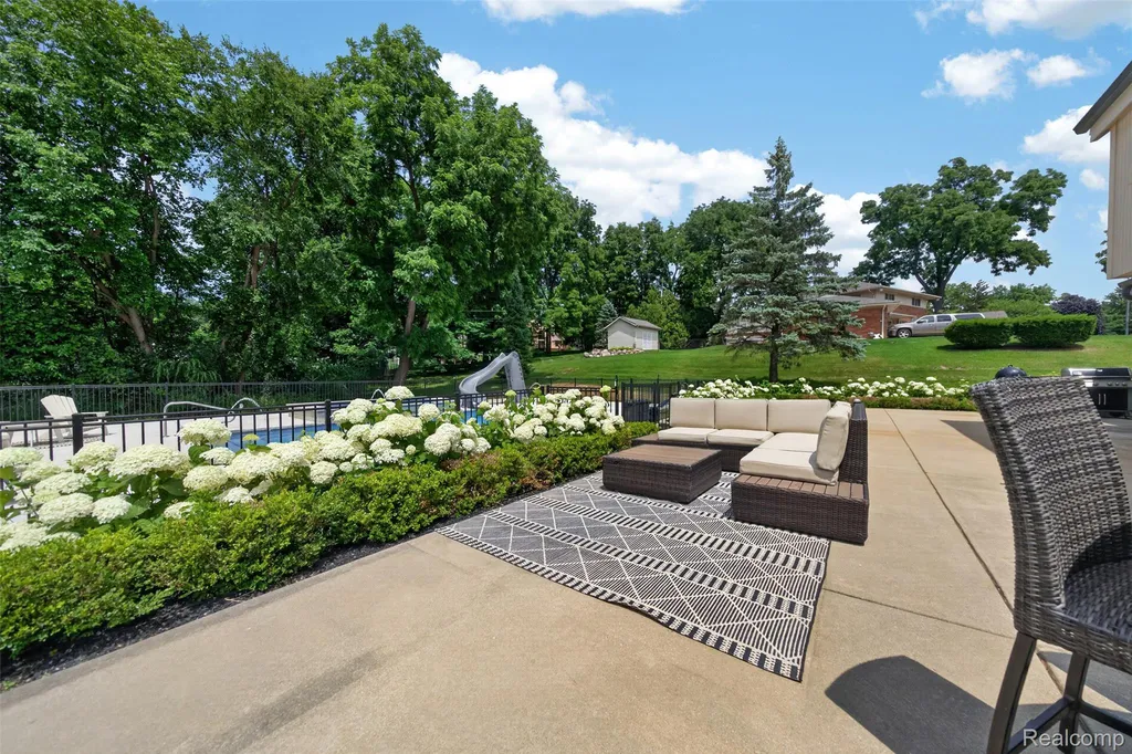5136 Commerce Road West Bloomfield Charter Township MI 48324