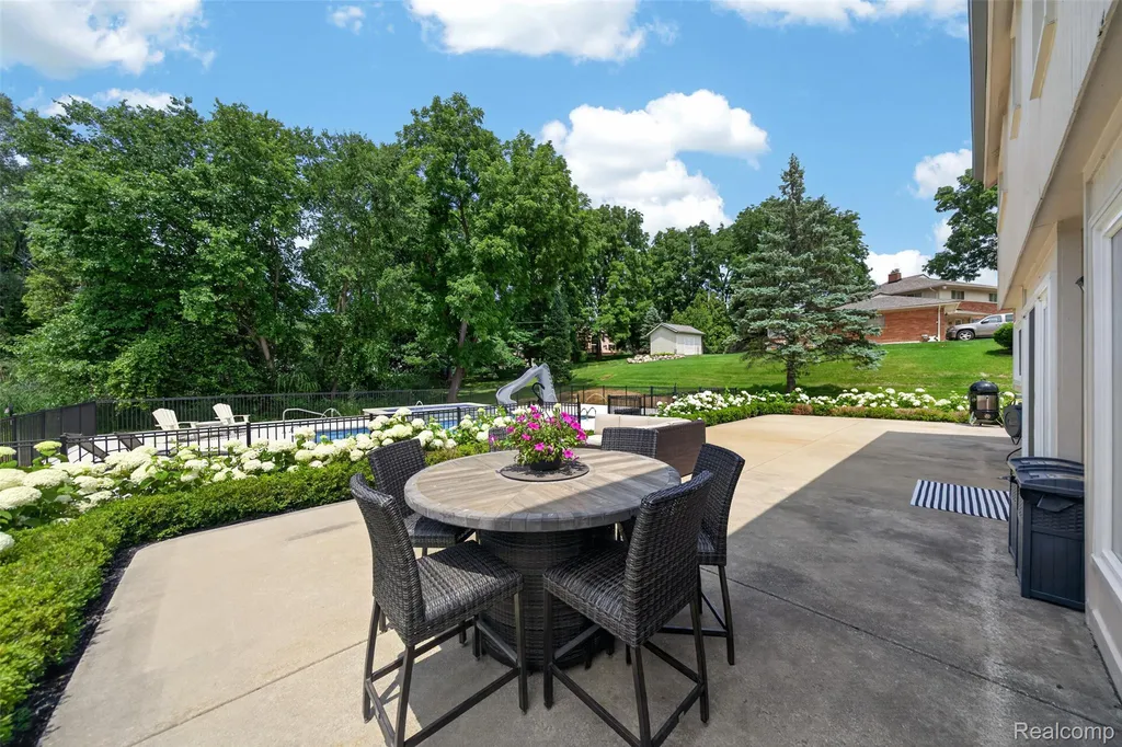 5136 Commerce Road West Bloomfield Charter Township MI 48324