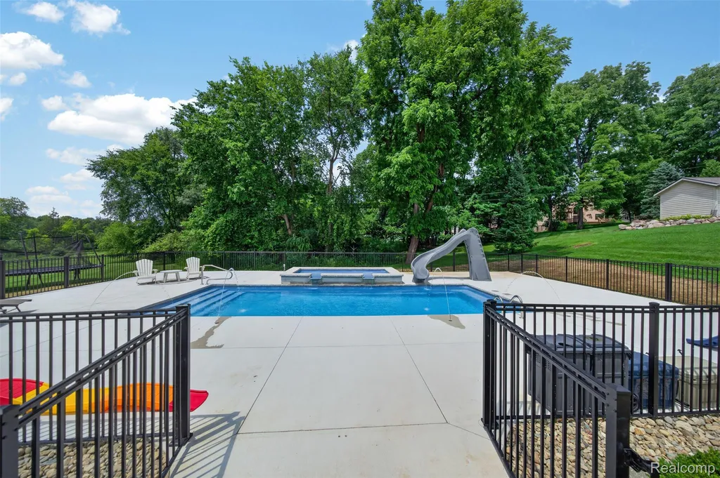 5136 Commerce Road West Bloomfield Charter Township MI 48324