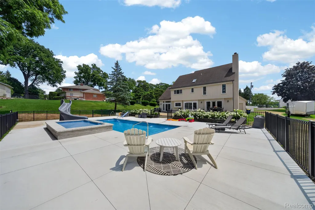 5136 Commerce Road West Bloomfield Charter Township MI 48324
