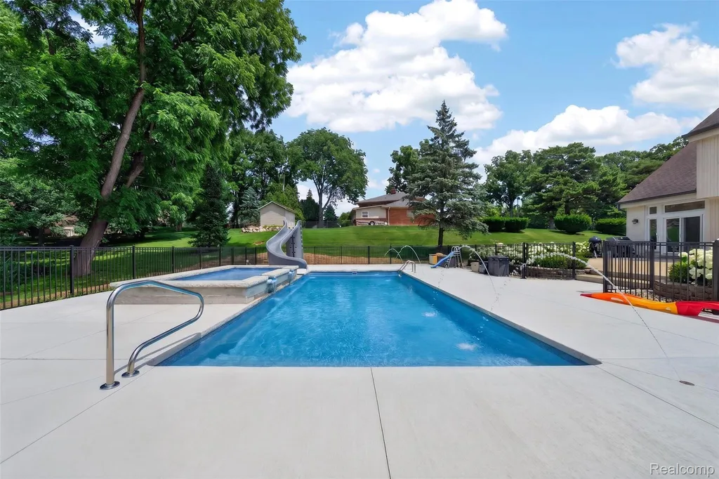 5136 Commerce Road West Bloomfield Charter Township MI 48324