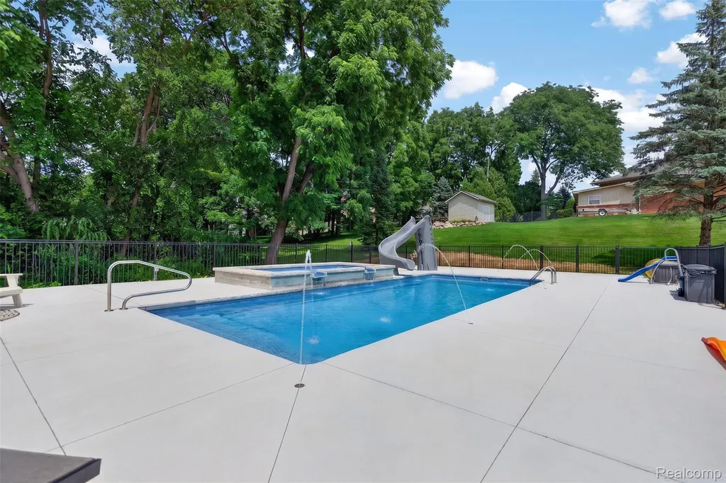 5136 Commerce Road West Bloomfield Charter Township MI 48324