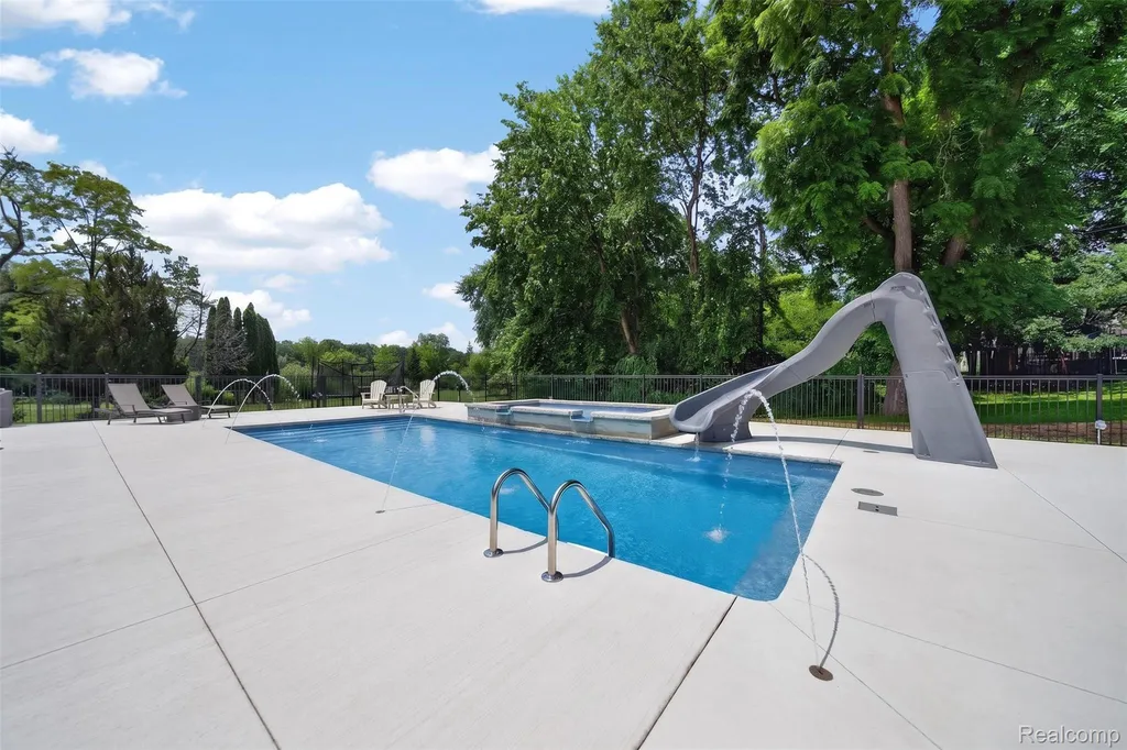 5136 Commerce Road West Bloomfield Charter Township MI 48324