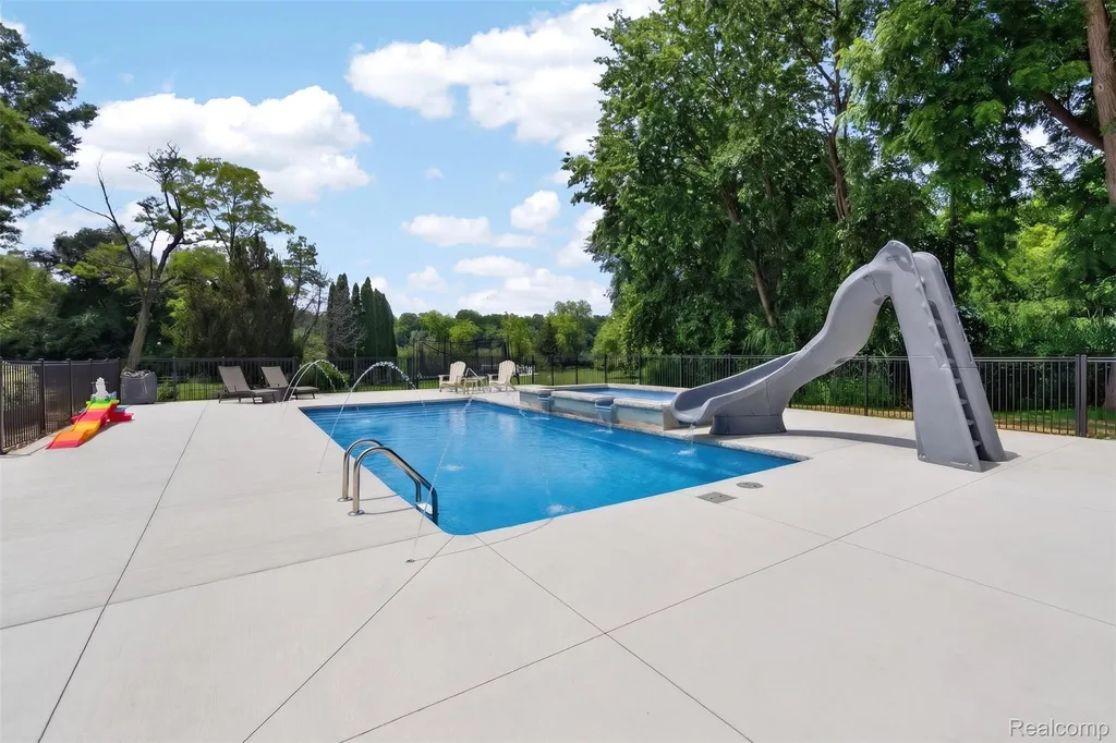 5136 Commerce Road West Bloomfield Charter Township MI 48324