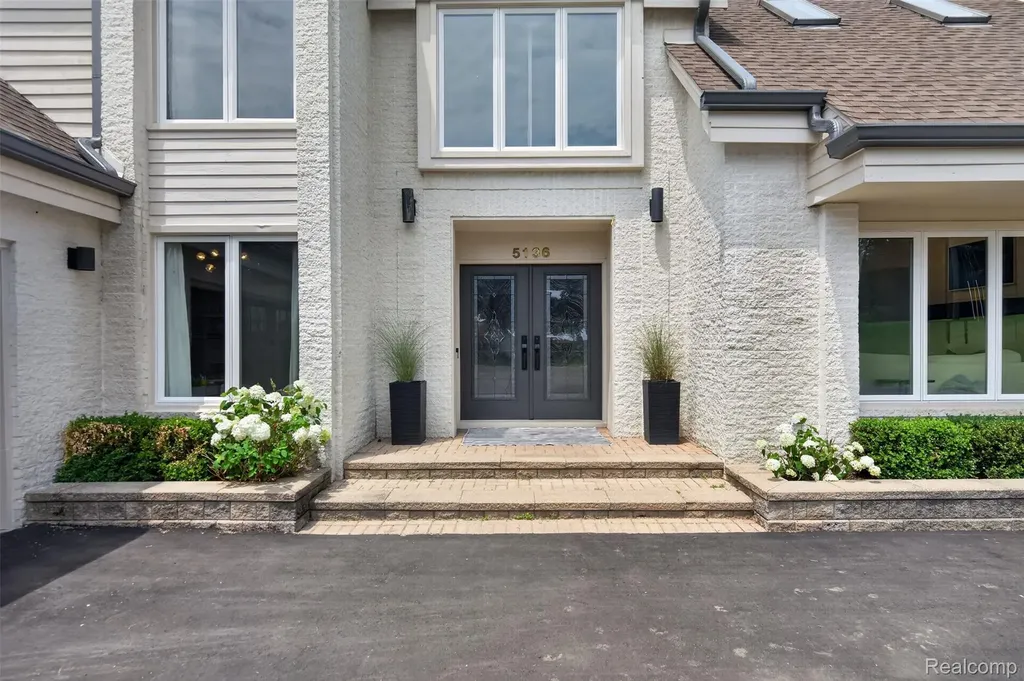 5136 Commerce Road West Bloomfield Charter Township MI 48324