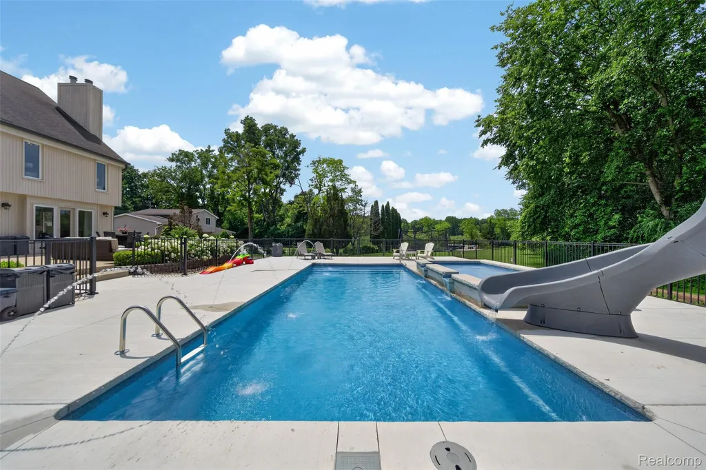 5136 Commerce Road West Bloomfield Charter Township MI 48324