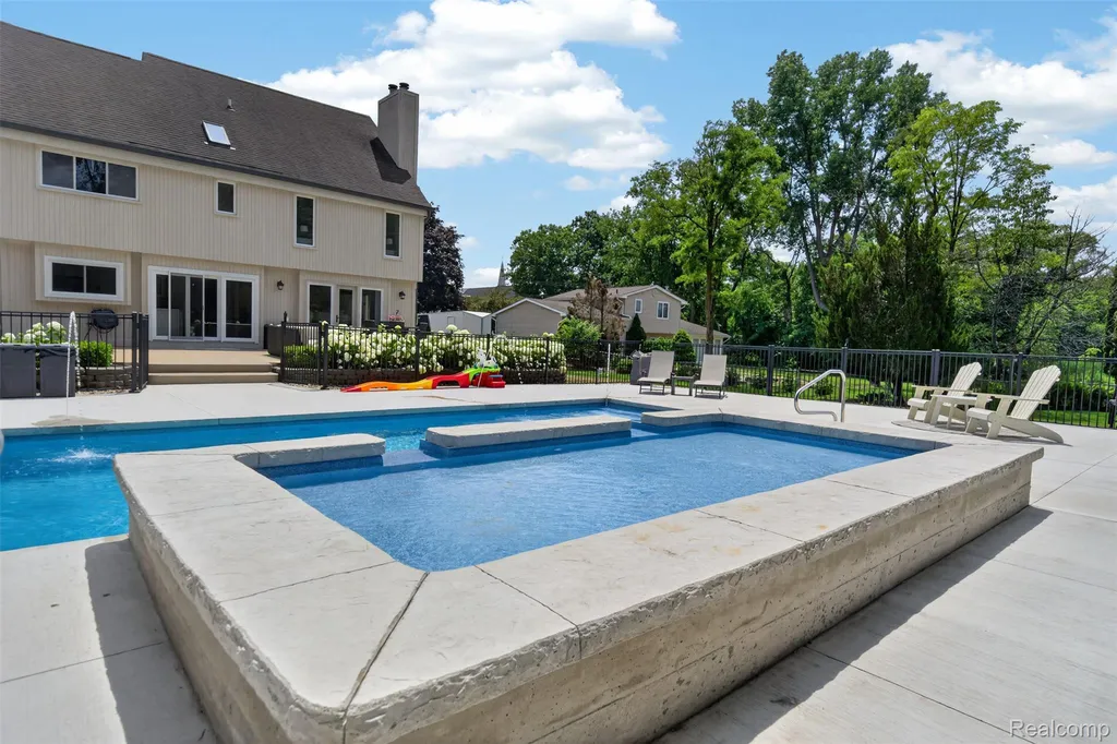 5136 Commerce Road West Bloomfield Charter Township MI 48324