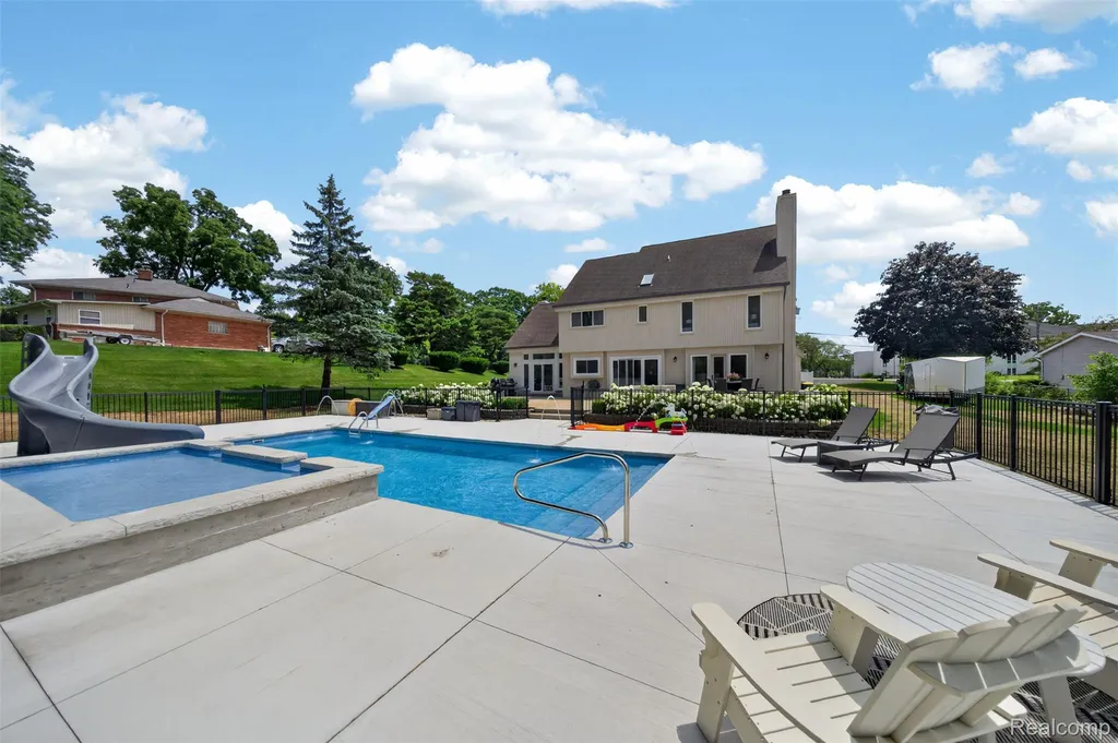 5136 Commerce Road West Bloomfield Charter Township MI 48324