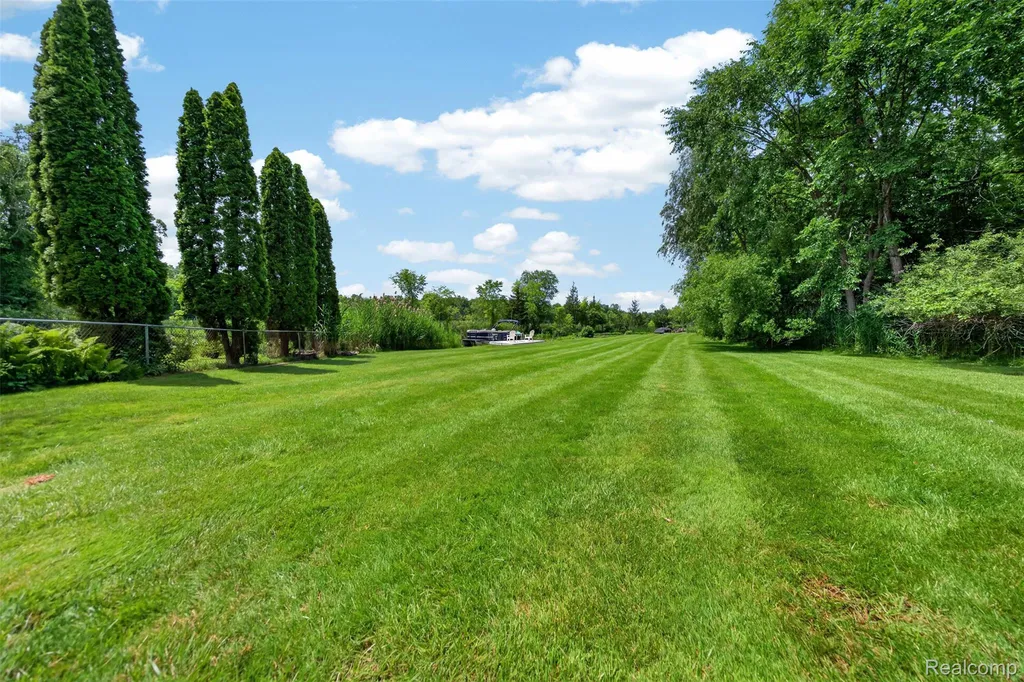 5136 Commerce Road West Bloomfield Charter Township MI 48324