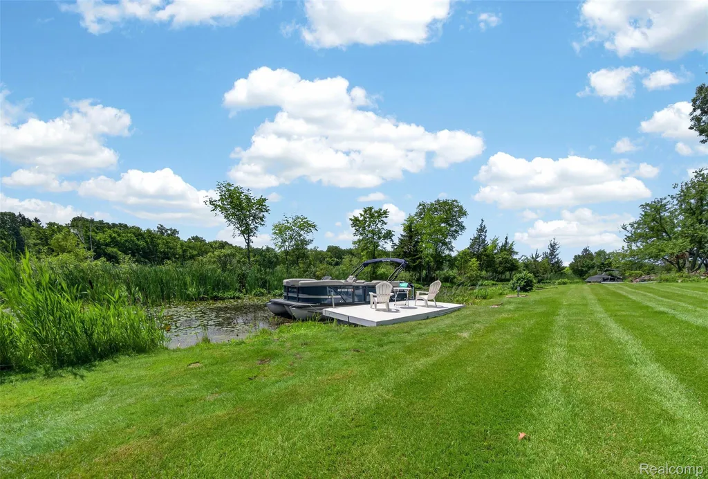 5136 Commerce Road West Bloomfield Charter Township MI 48324