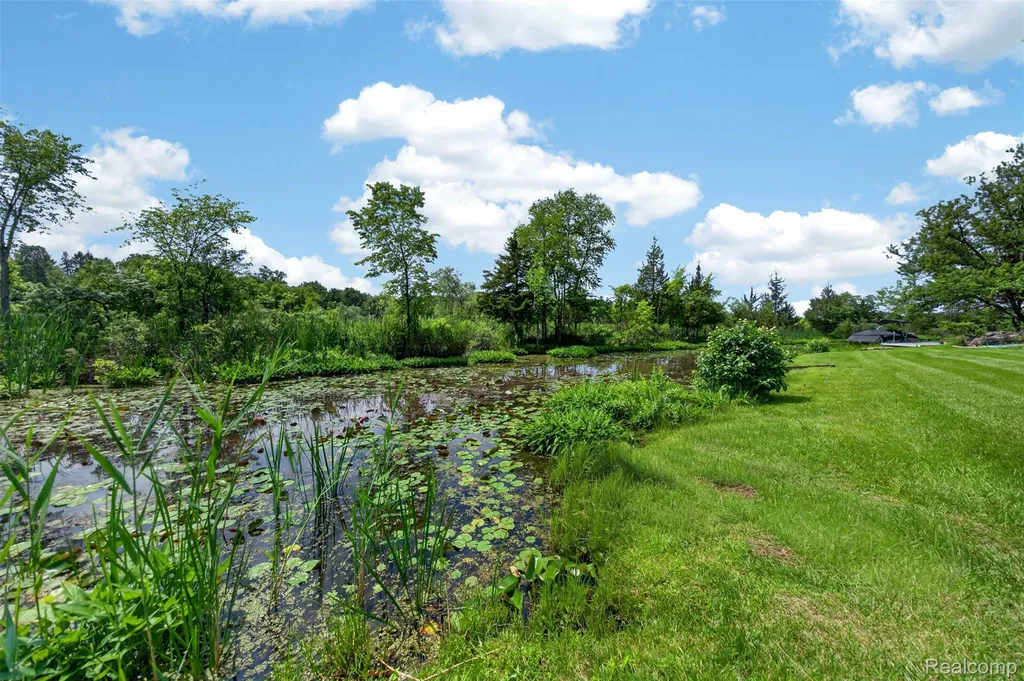 5136 Commerce Road West Bloomfield Charter Township MI 48324