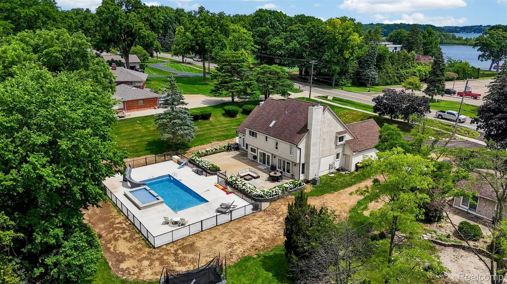5136 Commerce Road West Bloomfield Charter Township MI 48324