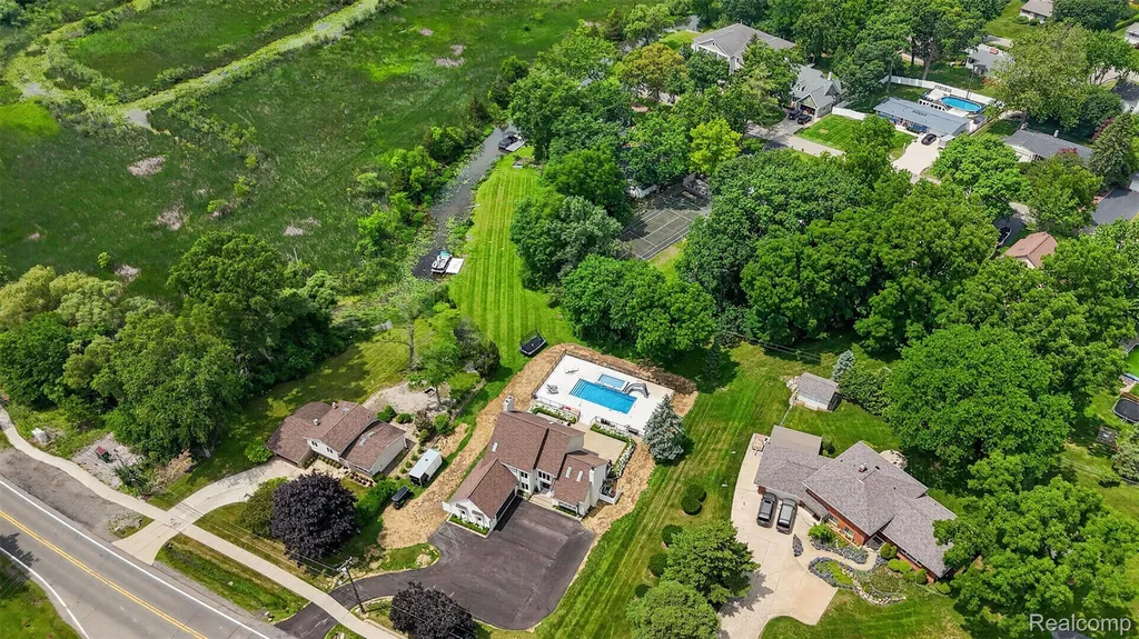 5136 Commerce Road West Bloomfield Charter Township MI 48324