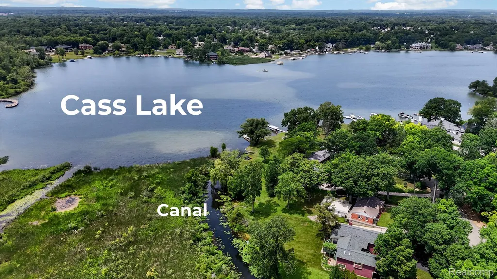 5136 Commerce Road West Bloomfield Charter Township MI 48324