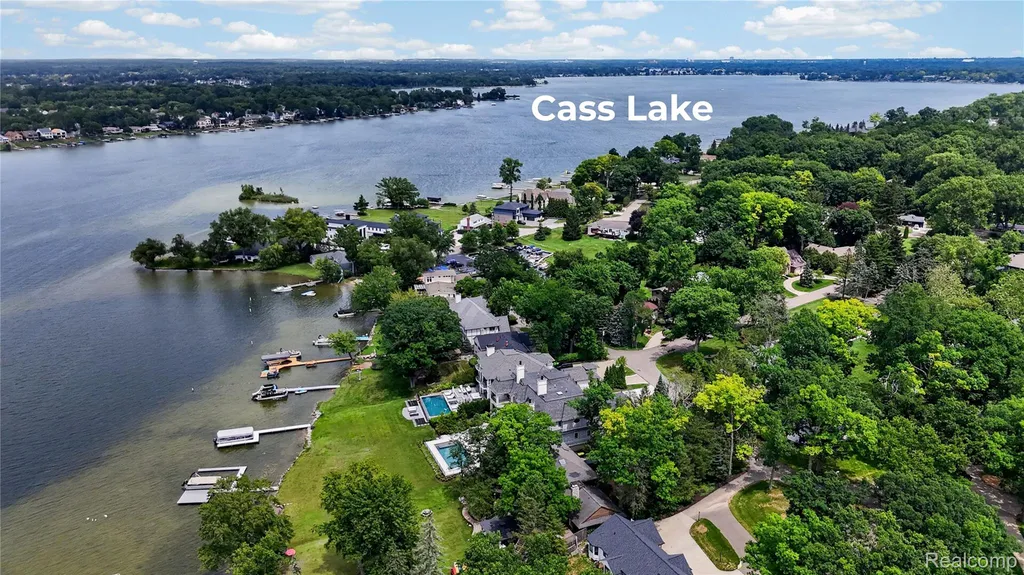 5136 Commerce Road West Bloomfield Charter Township MI 48324