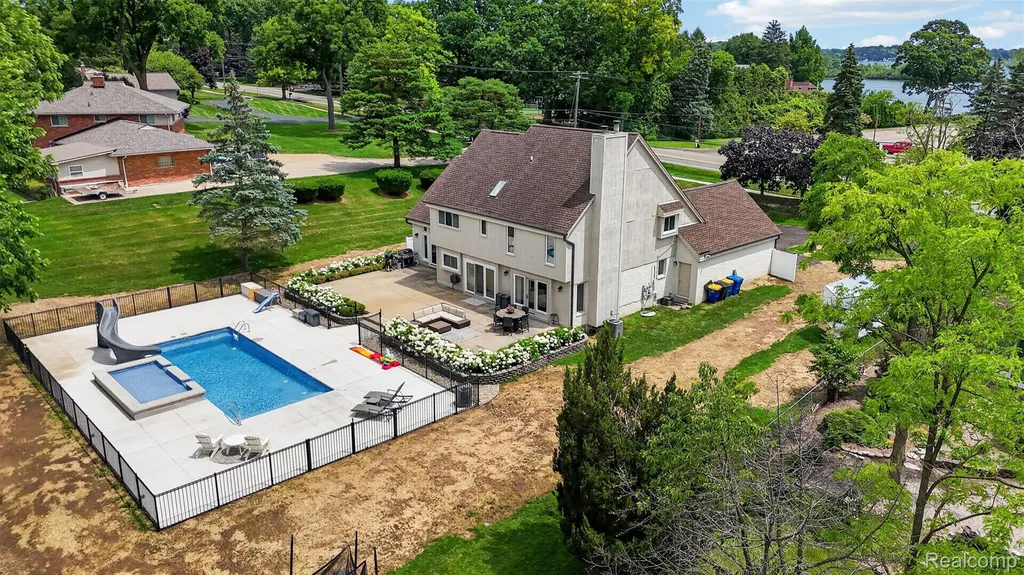 5136 Commerce Road West Bloomfield Charter Township MI 48324