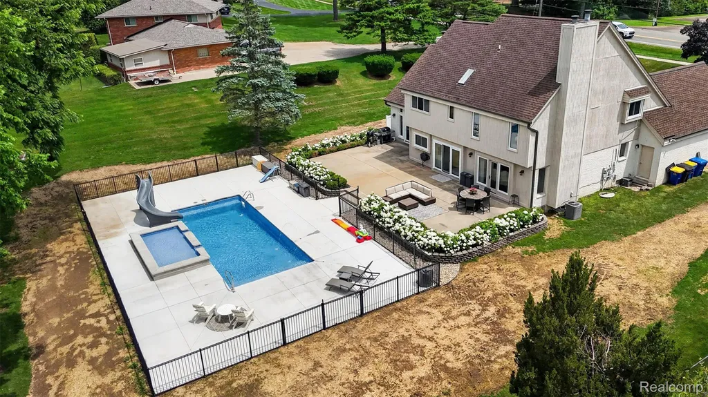 5136 Commerce Road West Bloomfield Charter Township MI 48324