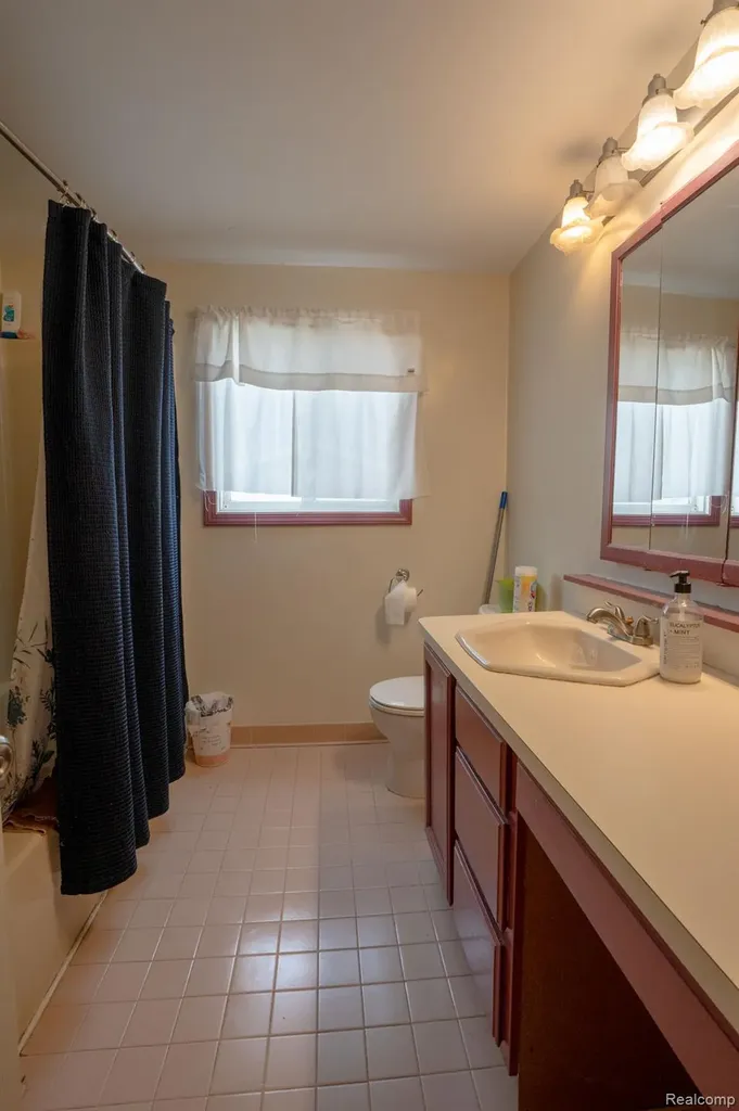 22453 E 10 Mile Road St. Clair Shores City MI 48080