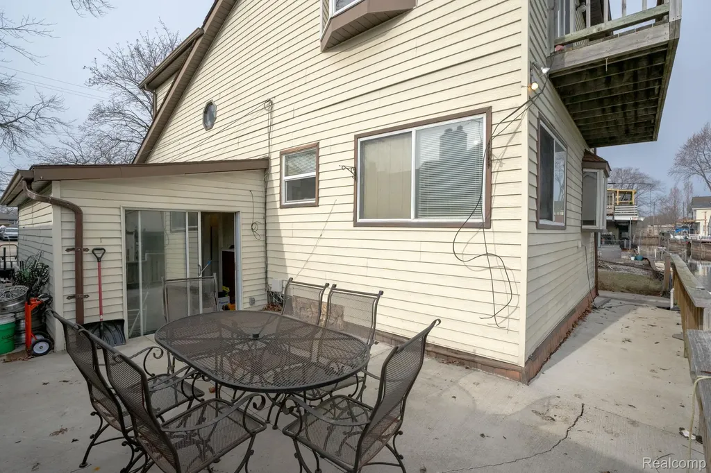 22453 E 10 Mile Road St. Clair Shores City MI 48080