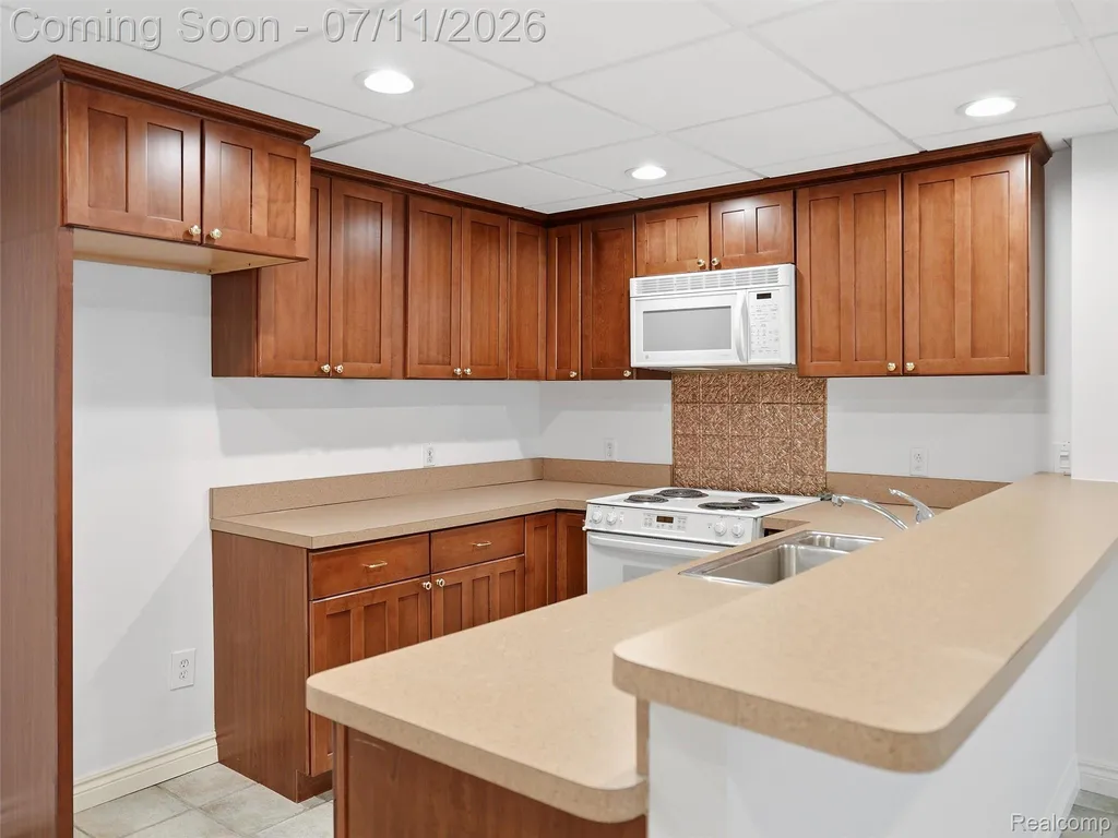 1797 Blue Grass Drive Rochester Hills City MI 48306