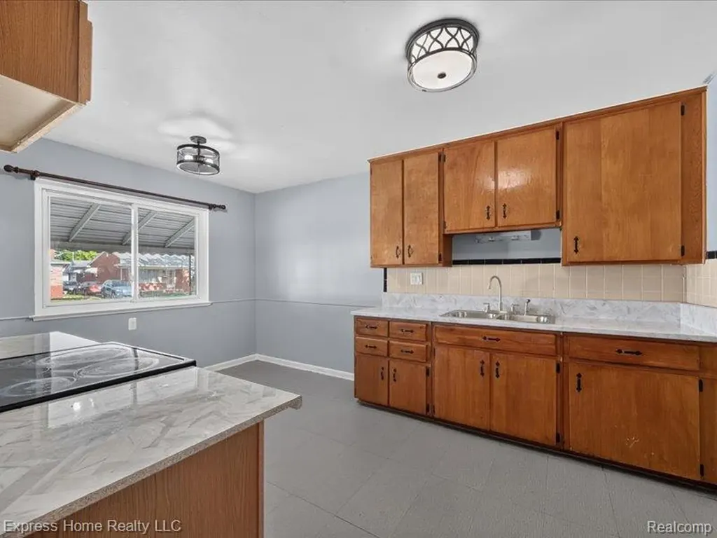 26478 Richard Drive Warren City MI 48089