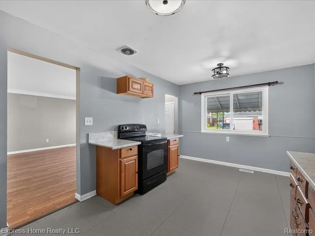 26478 Richard Drive Warren City MI 48089