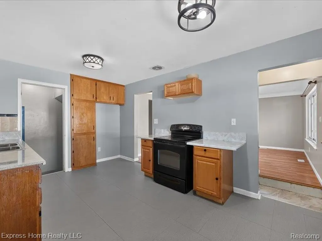 26478 Richard Drive Warren City MI 48089