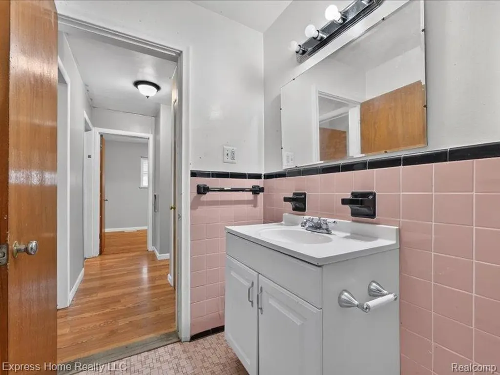 26478 Richard Drive Warren City MI 48089