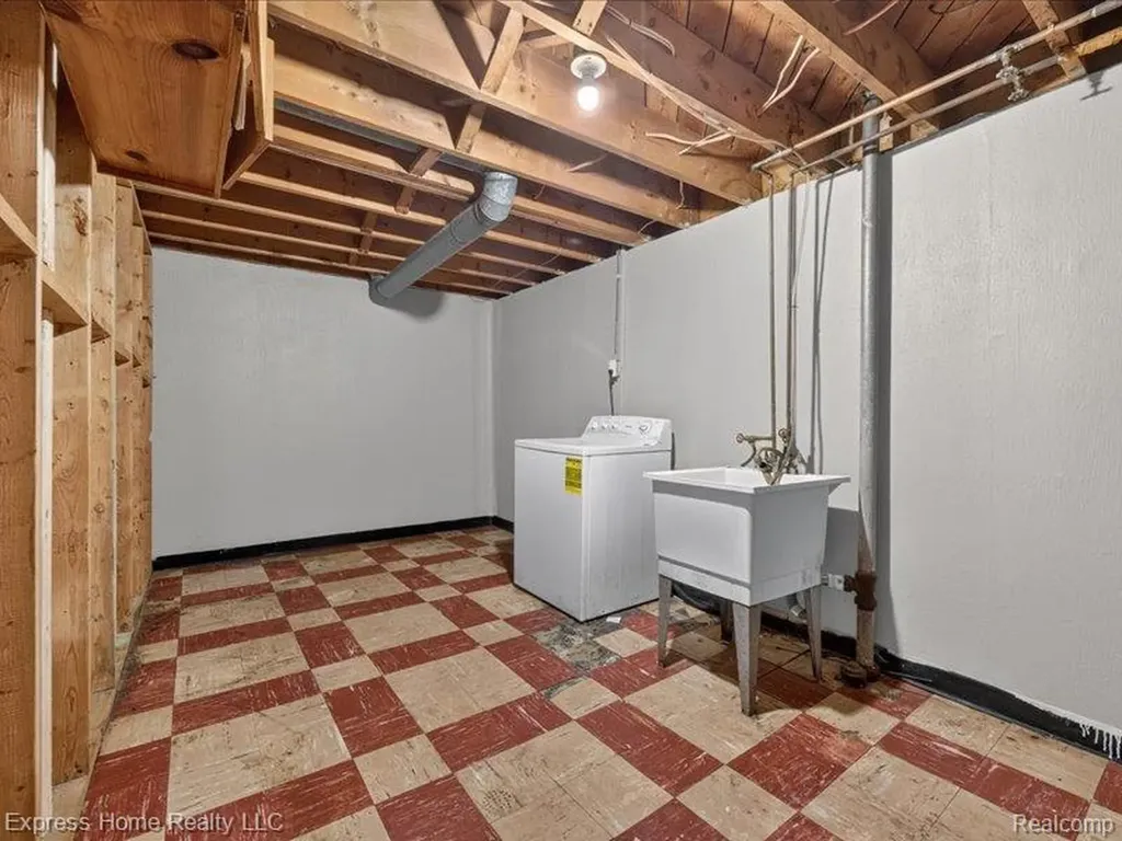 26478 Richard Drive Warren City MI 48089
