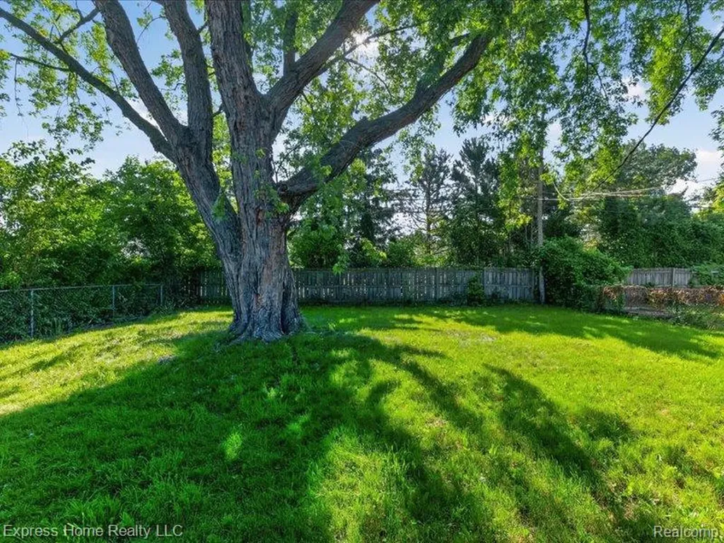 26478 Richard Drive Warren City MI 48089