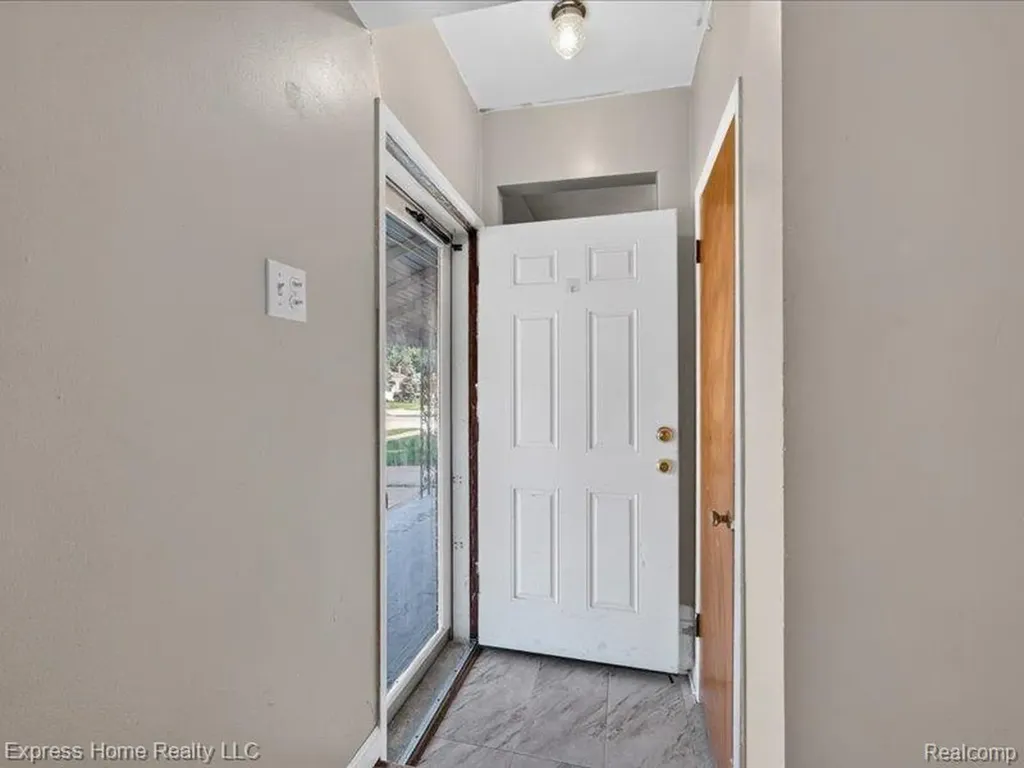 26478 Richard Drive Warren City MI 48089