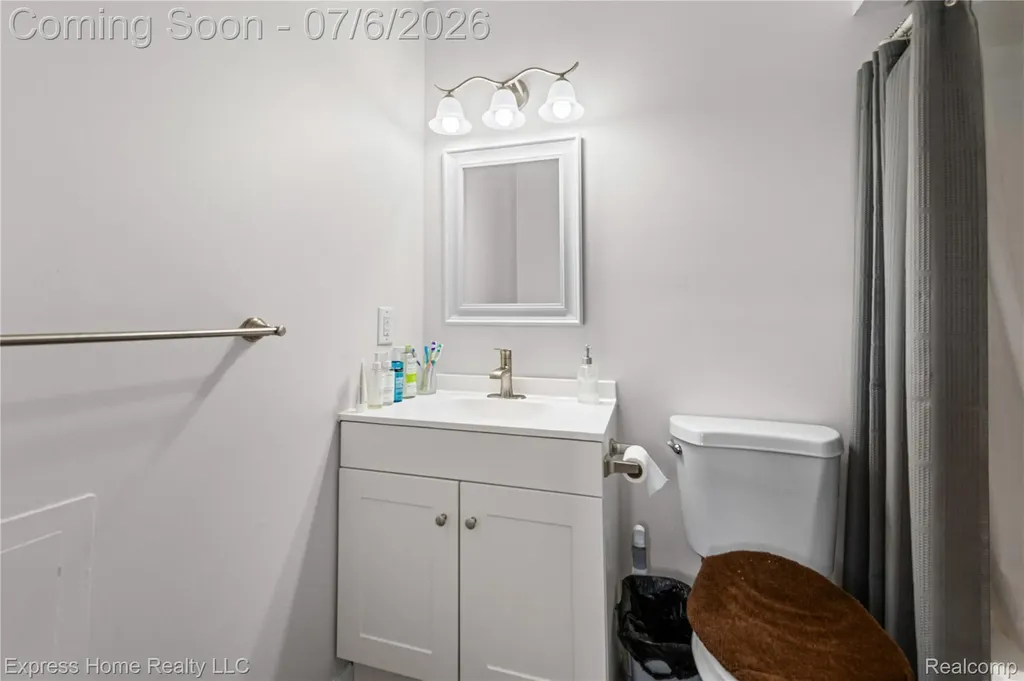7220 Dodge Avenue Warren City MI 48091