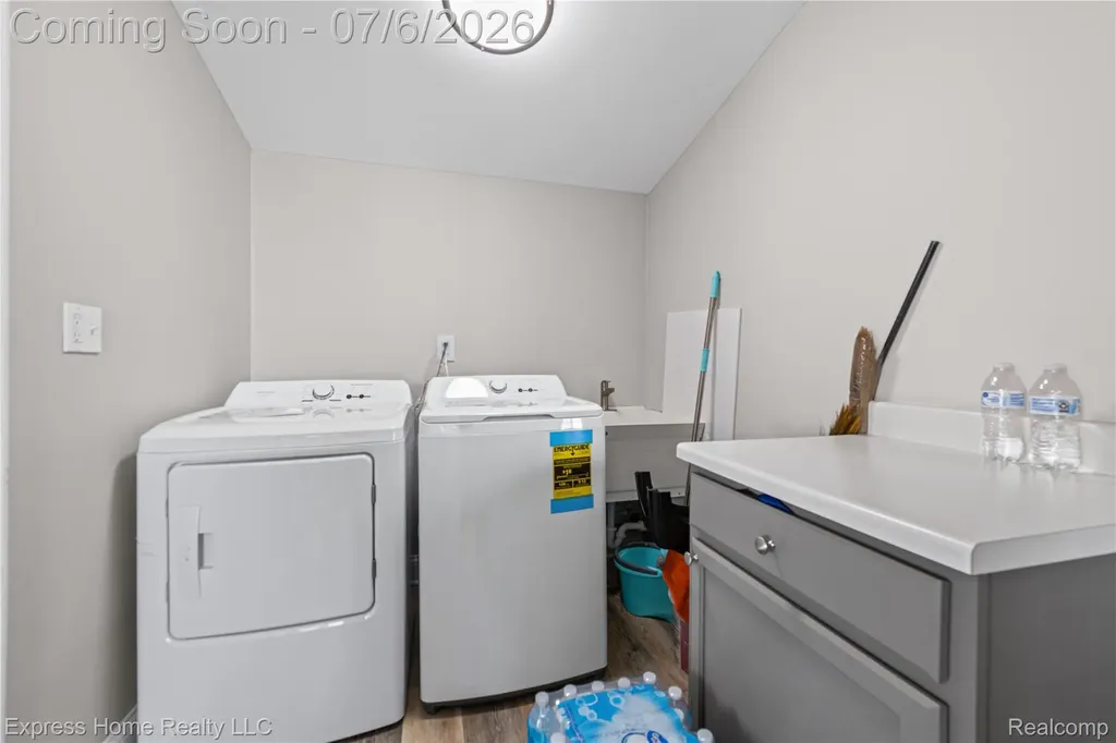 7220 Dodge Avenue Warren City MI 48091