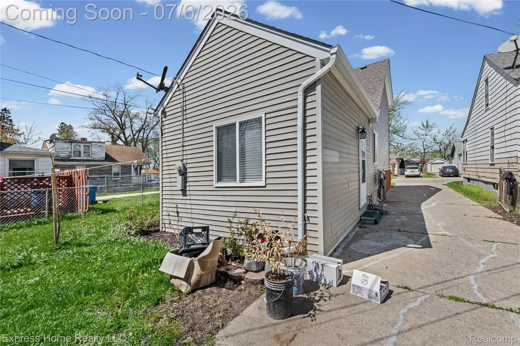 7220 Dodge Avenue Warren City MI 48091